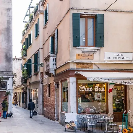 Doge's Pantheon & St.mark School In Hidden Apartment *