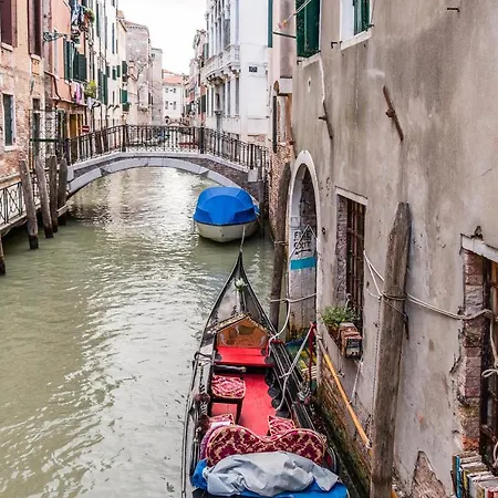 Doge's Pantheon & St.mark School In Hidden Apartment Venice