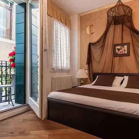 Doge's Pantheon & St.mark School In Hidden Apartment Venice