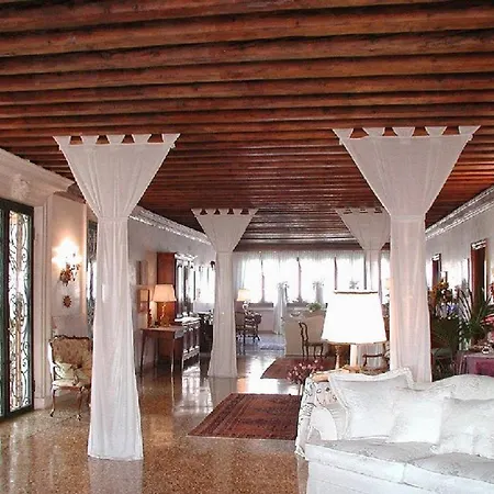 לינה וארוחת בוקר At A Palazzo