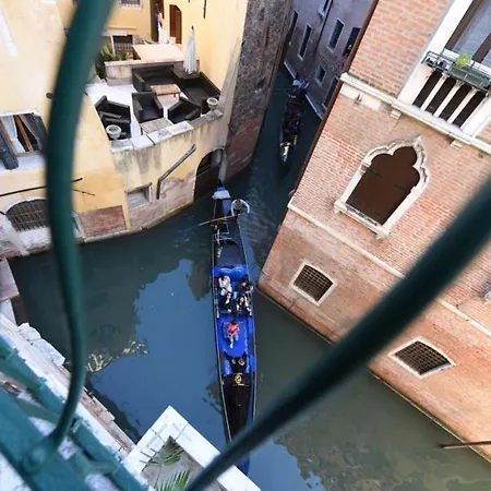 Flat With Canal View Near San Marco * Venetië