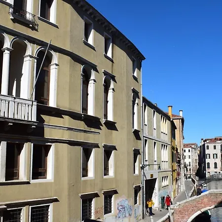 Mezzanino On Canal Apartment *