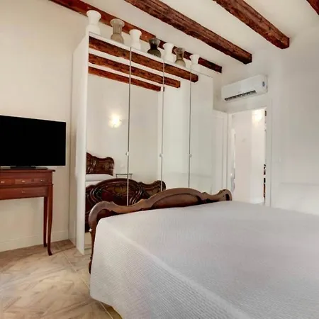 Traditional With Terrace Apartment *