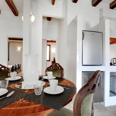Traditional With Terrace Apartment *
