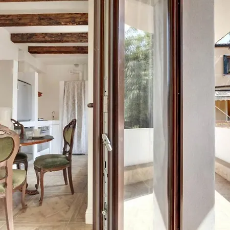 Apartment Traditional With Terrace
