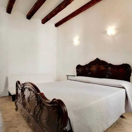 Traditional With Terrace Apartment *