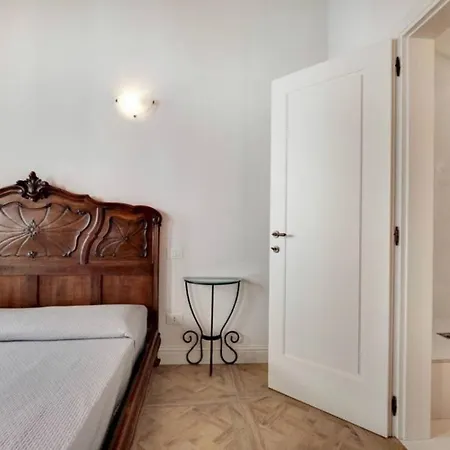 Traditional With Terrace Venice