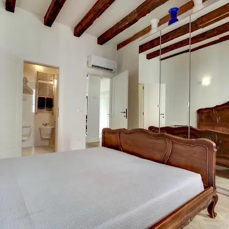 Traditional With Terrace * Venice
