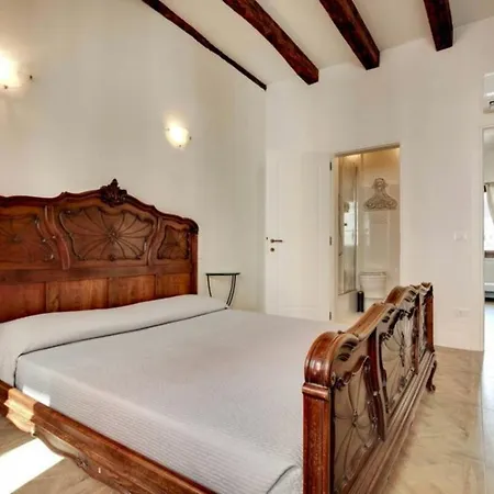 Traditional With Terrace Venice