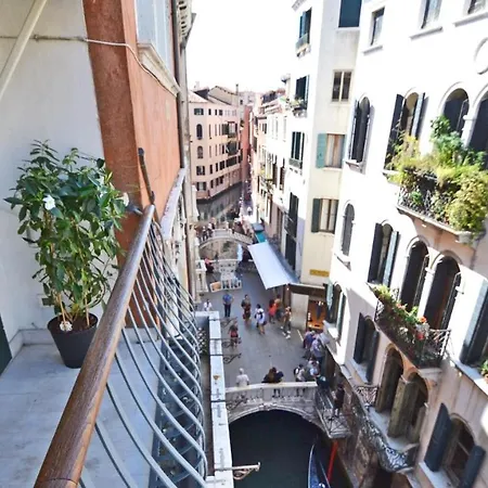 Ai Bareteri Luxury Canal View * Venezia