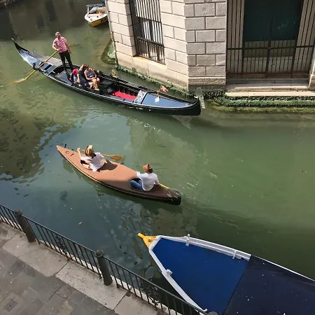 ベッド・アンド・ブレックファスト Al Teatro With Canal View ヴェネツィア