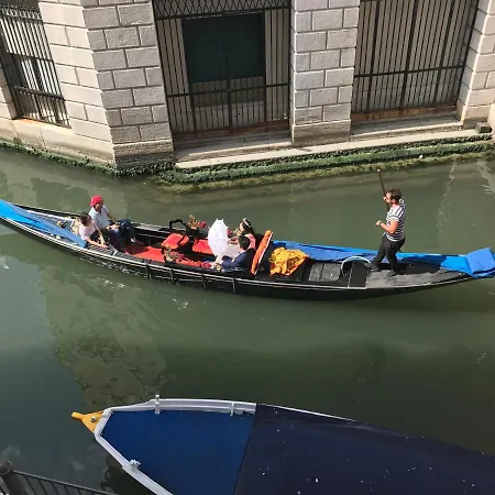 ベッド・アンド・ブレックファスト Al Teatro With Canal View ヴェネツィア