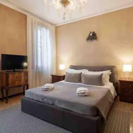Ca' Pesaro Rooftop Terrace Apartment. * Wenecja