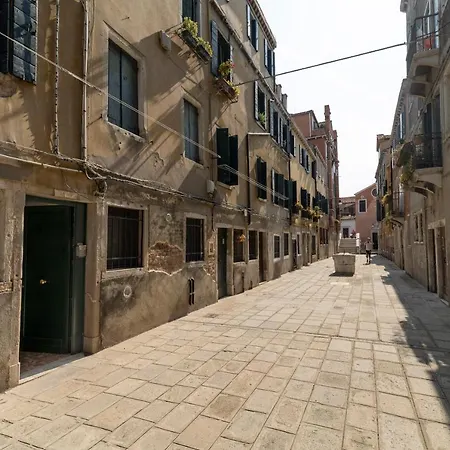 San Giacomo Pied-a-terre House By Wonderful Italy *