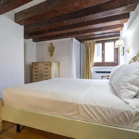 Apartment Gondola Luxury - Campo Santi Filippo E Giacomo By Wonderful Italy *