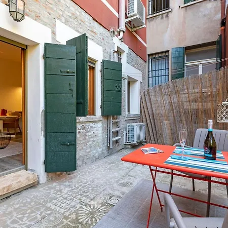 Appartement Snug With Private Courtyard M0270422677 *