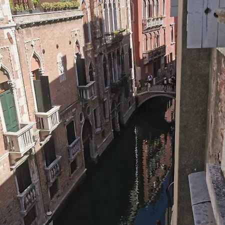 Ca Foscarini 1 شقة *