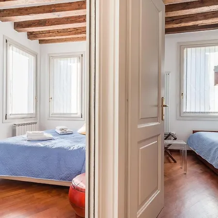 7 Windows On Apartment Venice