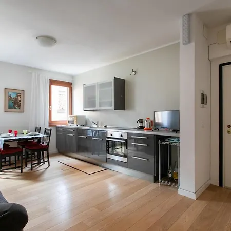 Lance With Lift, 2 Minutes Walk From The Train Station Apartment *