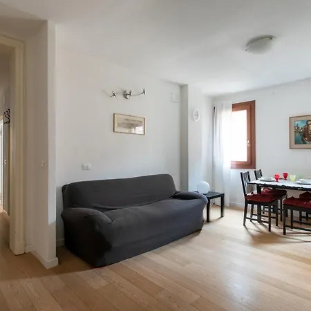 Apartment Lance With Lift, 2 Minutes Walk From The Train Station