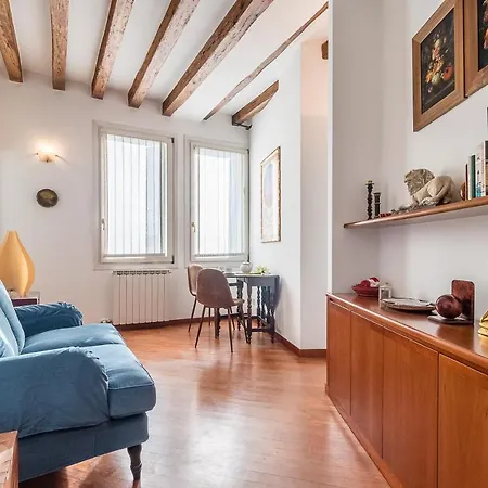 7 Windows On Apartment Venice