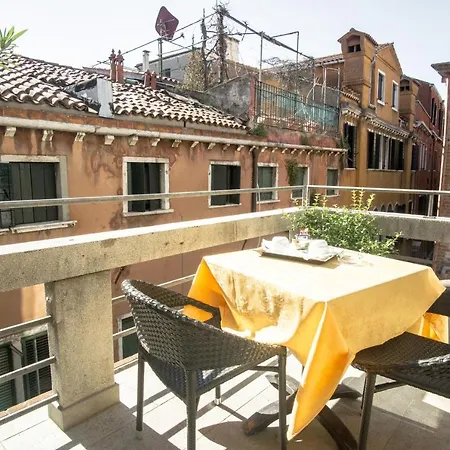 Antigo Trovatore Hotel