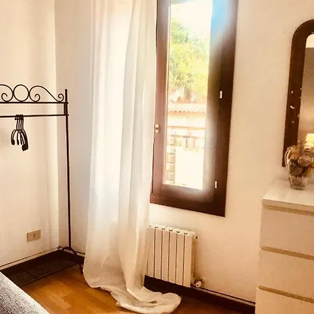 And - Private In Shared 2* البندقية