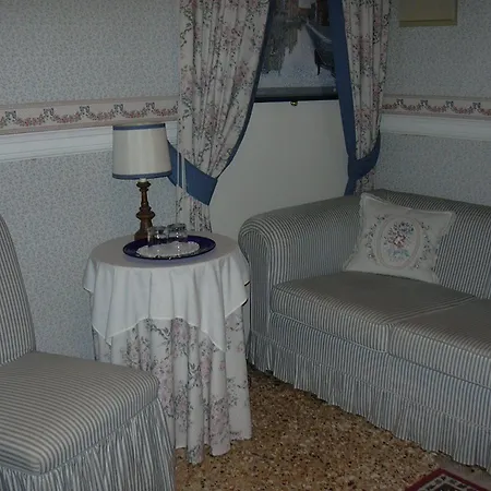 לינה וארוחת בוקר At A Palazzo 3*
