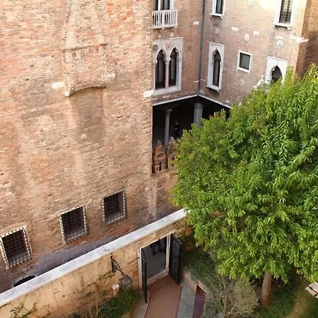 Pesaro Palace 4* Benátky