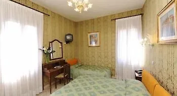 Rosa Hotel 2*