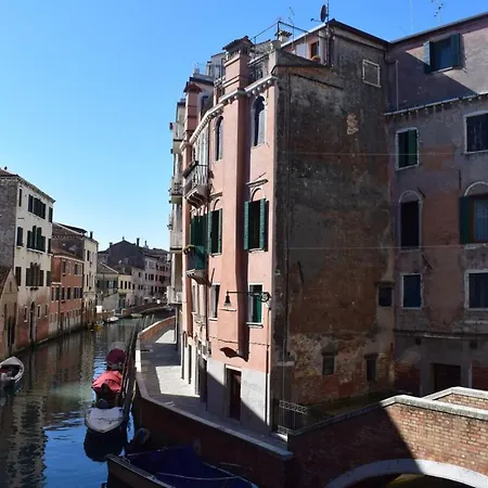 Apartment Mezzanino On Canal Venice