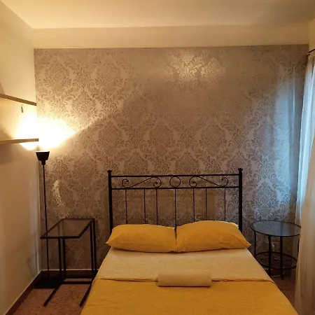 Two Steps From Rialto Guest house