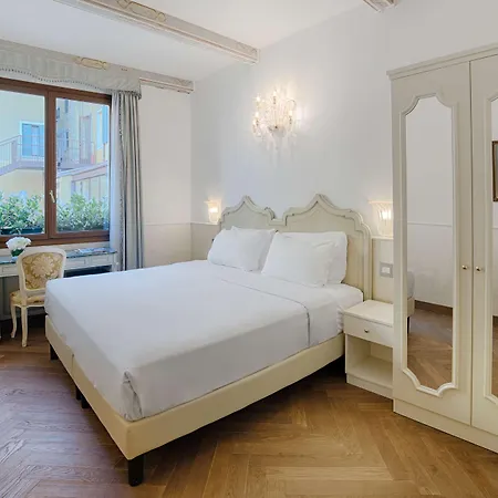 Hotel Nh Santa Lucia 4*