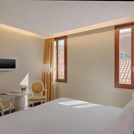 Nh Santa Lucia Hotel 4*