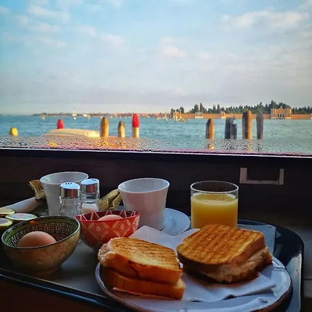 Vecellio On The Lagoon Hotel
