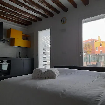 Yellow Garden Apartment *
