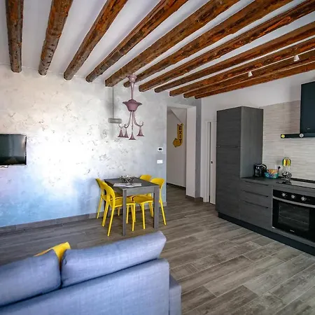 Yellow Garden Apartment Venice