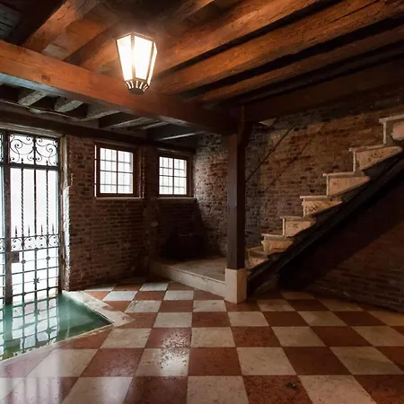 Explore From A Sophisticated Hideaway In San Polo Benátky