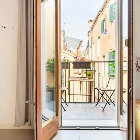 Hinc Domus - Historical Center Guest house *
