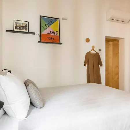 Hinc Domus - Historical Center Guest house *