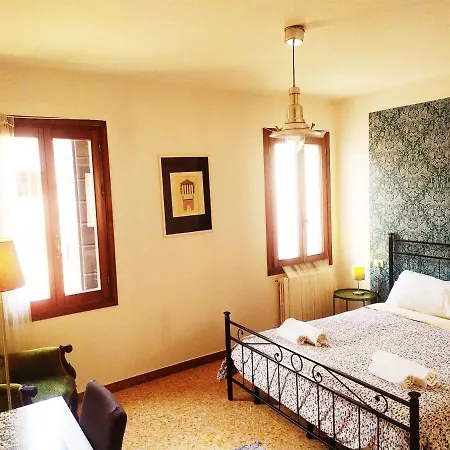Two Steps From Rialto Guest house *