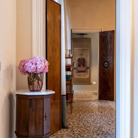 Palazzo Borgoloco Apartment *
