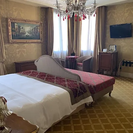 Hotel Pesaro Palace