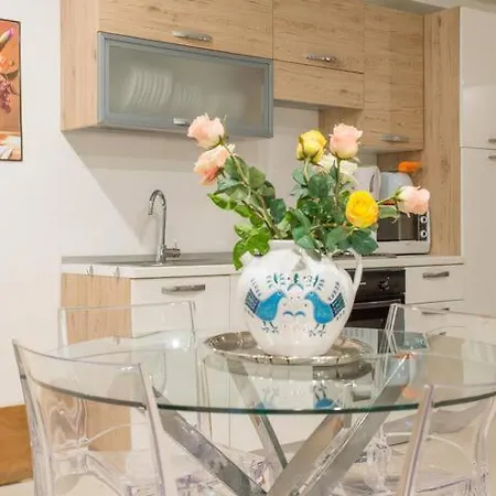 -spacious And Flat With Private Patio Appartamento