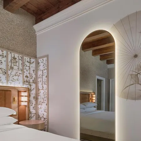 Hilton Molino Stucky מלון 5*