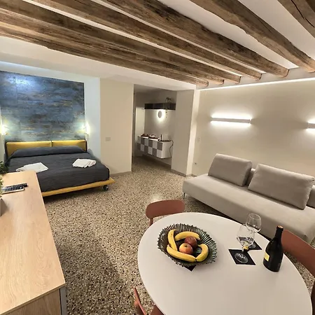 Cozy With Canal View Apartment