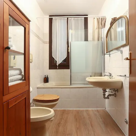 Flat With Canal View Near San Marco Appartement