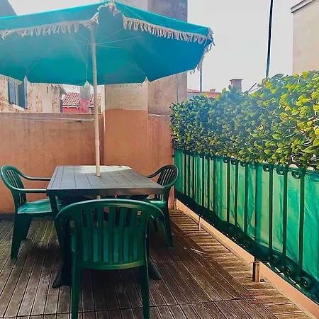 Con Terrazza Ed Accogliente Lägenhet