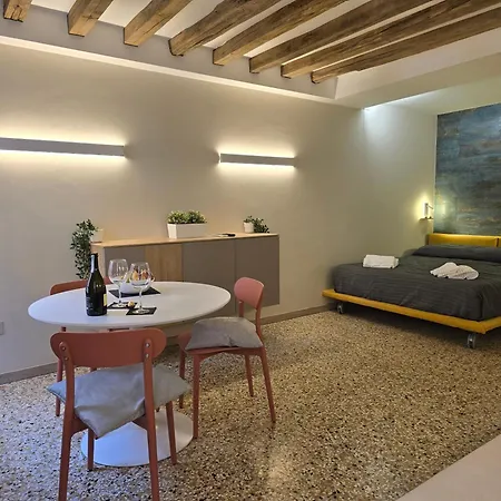 Cozy With Canal View Apartment
