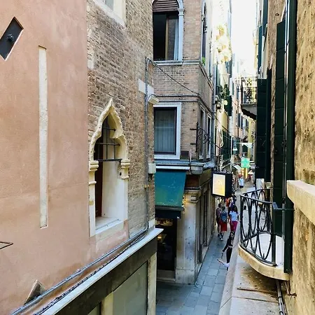 Sweet Time Venice, Luxury San Marco Frezzaria Apt! Венеция